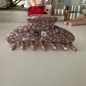 ALO YOGA CLIP